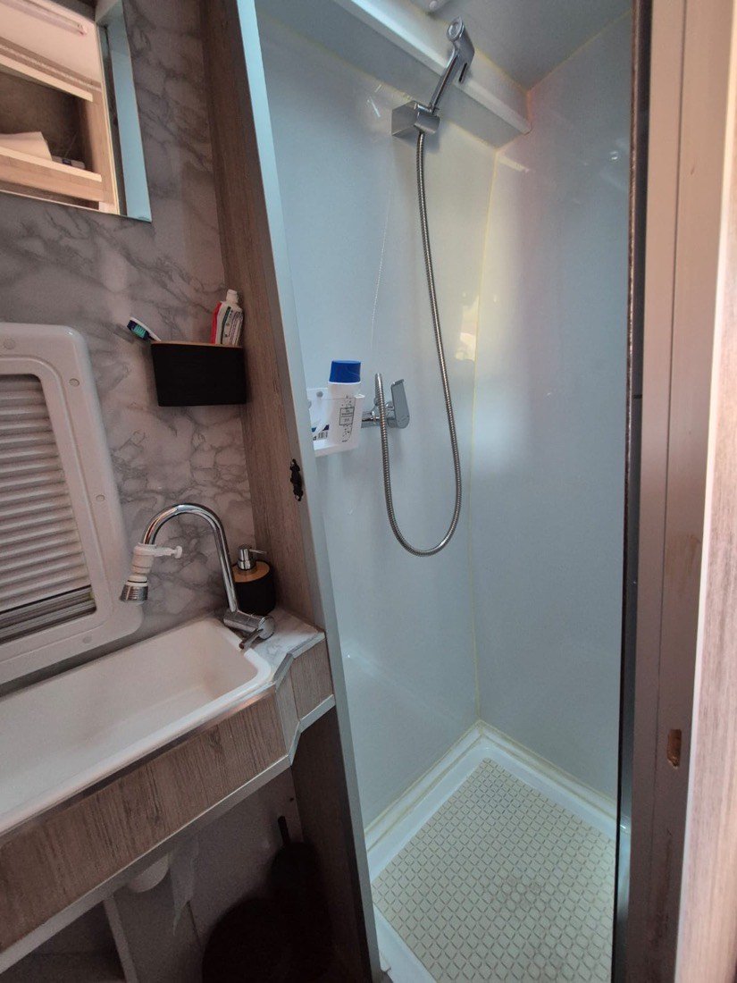 Baño con ducha y lavabo independientes de la camper Mercedes Sprinter