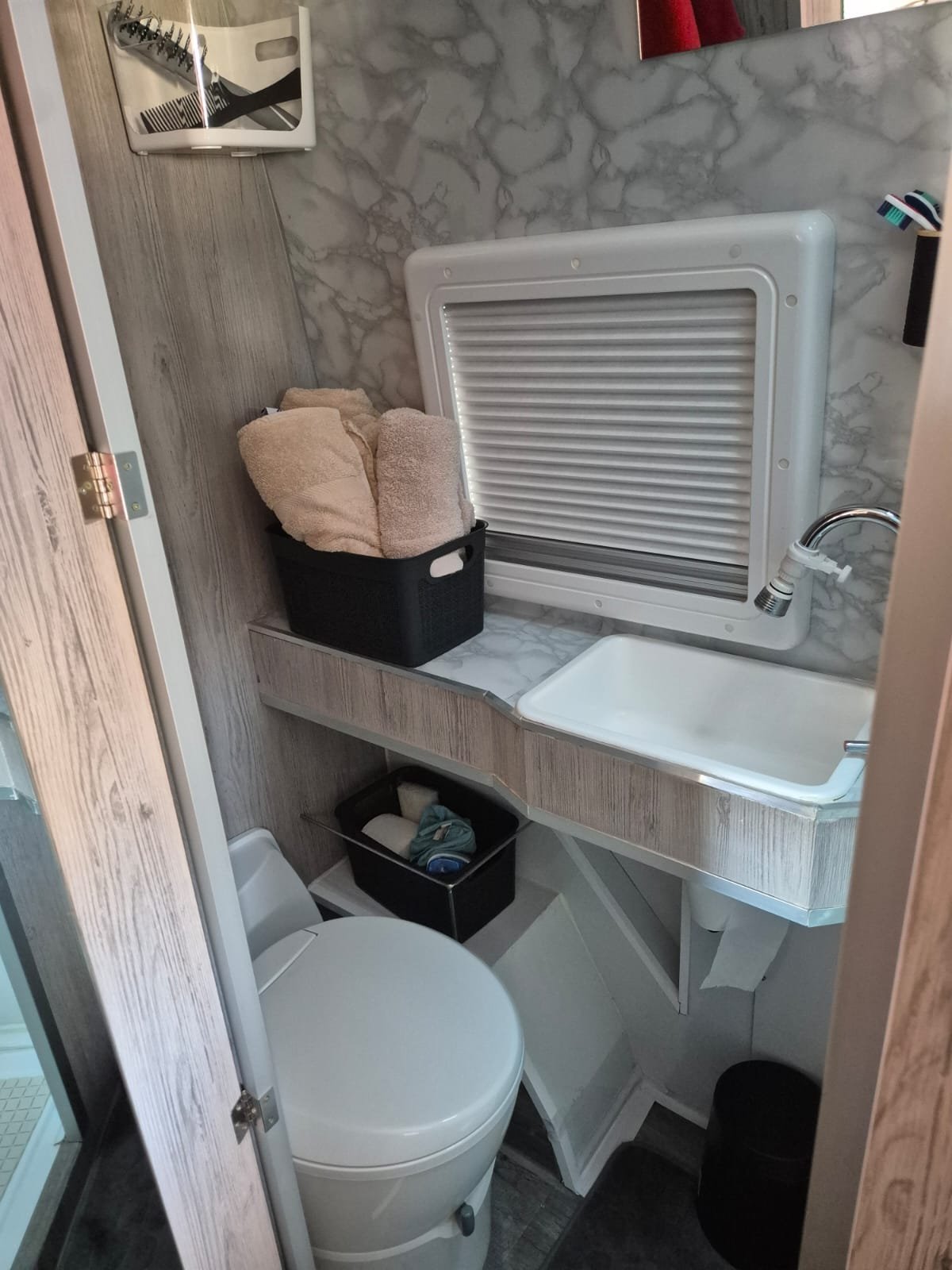 Baño de la camper Mercedes Sprinter con WC, lavabo y toallas