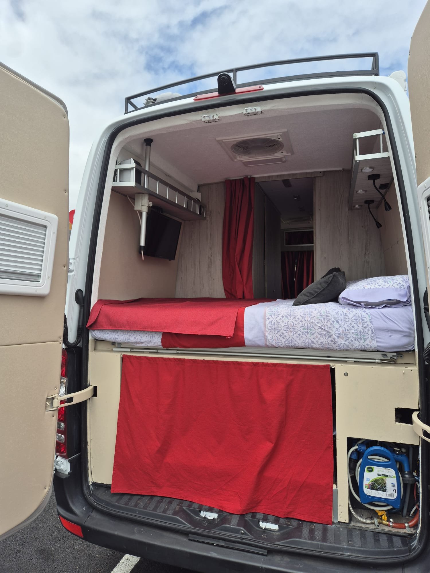 Cama trasera de la camper Mercedes Sprinter vista por el portón